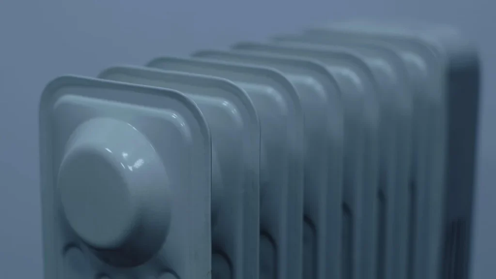 Ölradiator vs. Heizlüfter: Nahaufnahme eines Ölradiators mit Drehregler